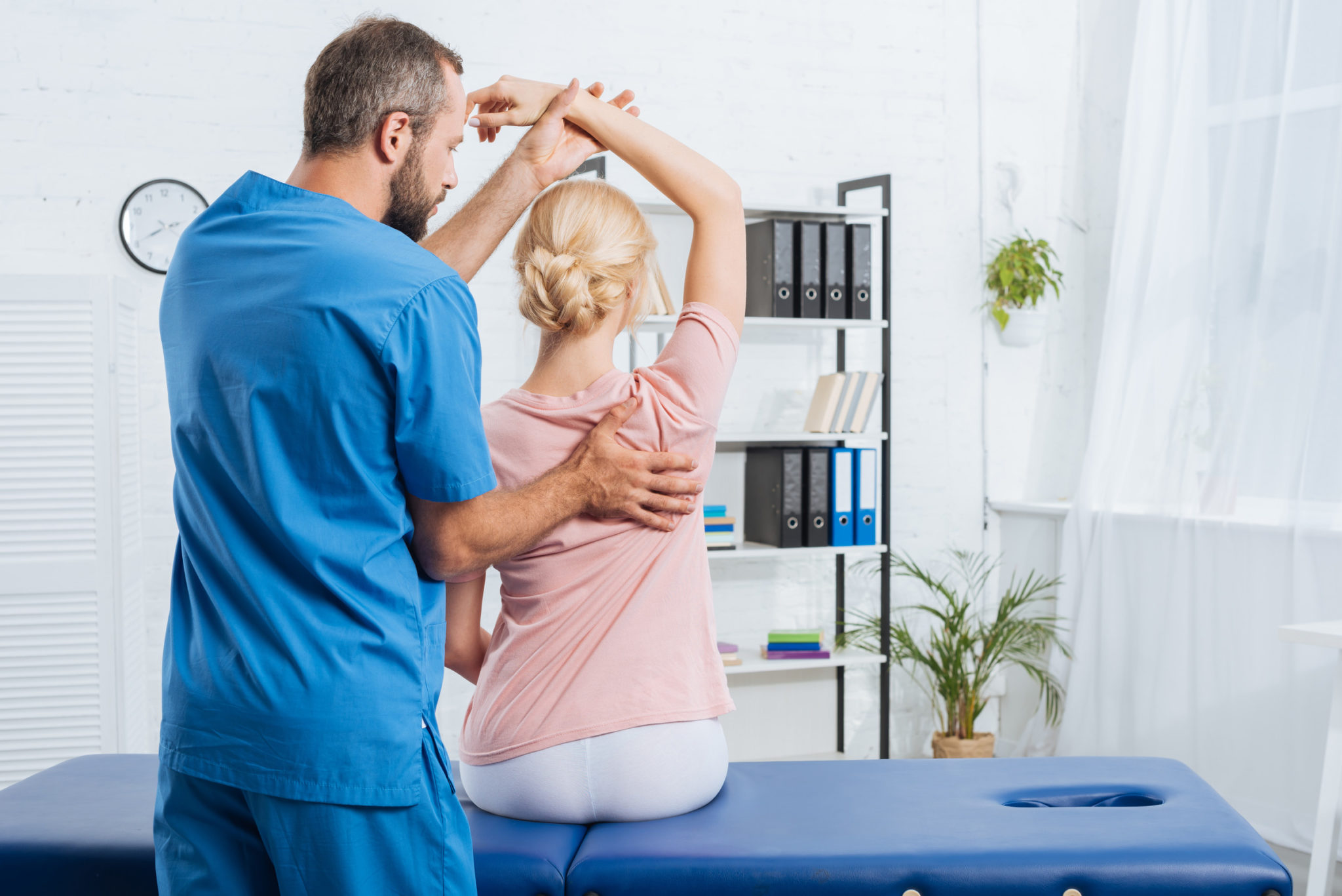 Back Pain Relief in Amersham – When to Choose Chiropractic Over Physiotherapy